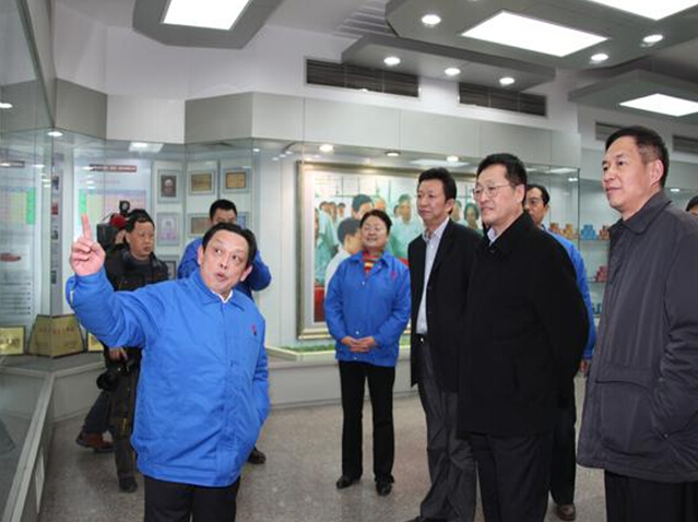 乐鱼leyu（中国）集团董事长刘荣富向葛市长等相关领导介绍公司发展史