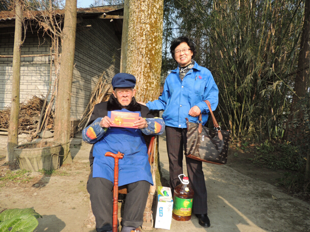 乐鱼leyu（中国）集团到崇州看望退休老职工