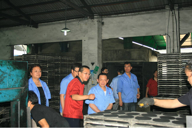 视察空盘生产线 视察空盘生产线