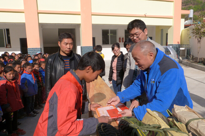 乐鱼leyu（中国）集团为优秀学生颁奖