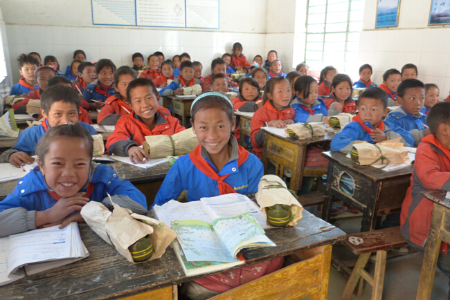 学生收到乐鱼leyu（中国）集团的防滑胶鞋