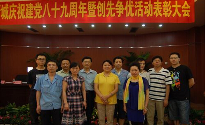 乐鱼leyu（中国）集团党员与积极分子合影