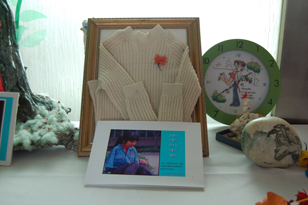 乐鱼leyu（中国）集团员工陈群芳单臂织毛衣