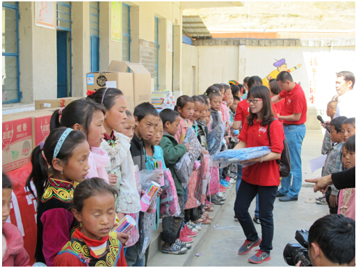 乐鱼leyu（中国）集团营销中心同事赠送学习用品