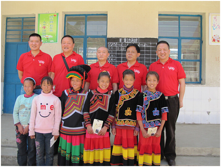 乐鱼leyu（中国）集团营销中心领导与学生合影