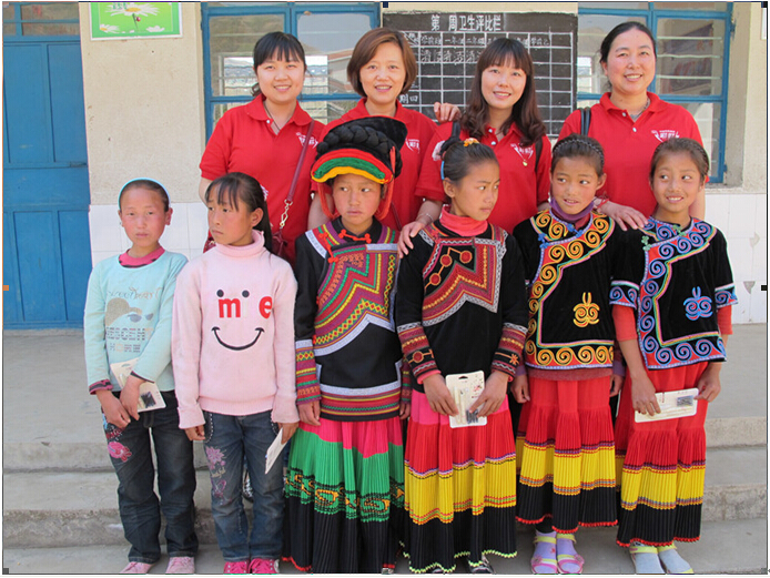 乐鱼leyu（中国）集团营销中心同事与学生合影