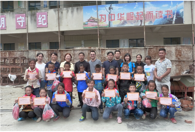 乐鱼leyu（中国）集团党支部与学生合影