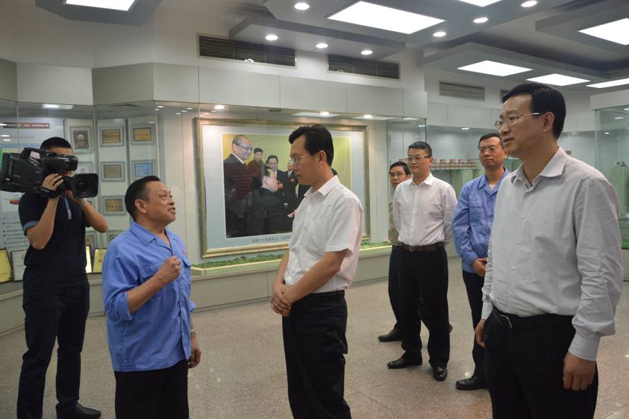 乐鱼leyu（中国）集团刘荣富董事长向胡元坤部长介绍公司发展史