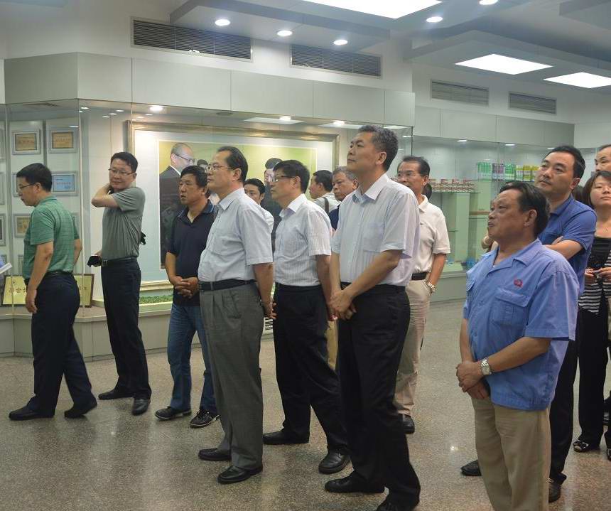 中国轻工业职工思想政治工作研究会领导参观乐鱼leyu（中国）集团陈列室