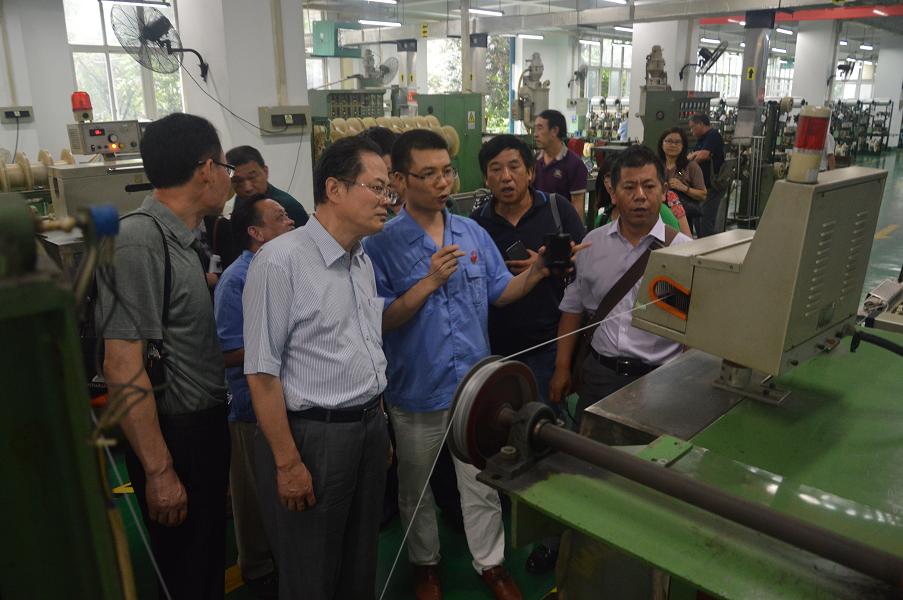 中国轻工业职工思想政治工作研究会领导参观乐鱼leyu（中国）集团制线车间