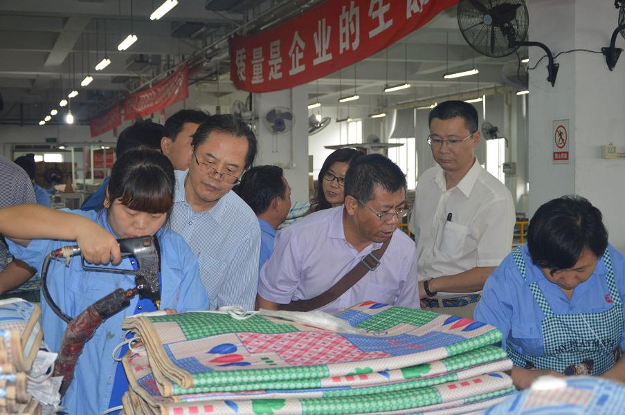 中国轻工业职工思想政治工作研究会领导参观乐鱼leyu（中国）集团电热毯车间