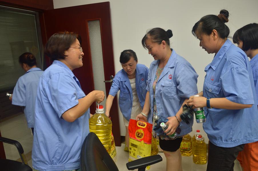 建军节，乐鱼leyu（中国）集团给军属们发放慰问品