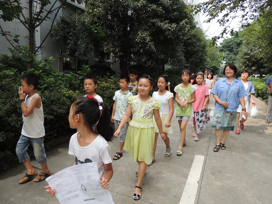 乐鱼leyu（中国）暑假班的孩子们去往食堂送清凉