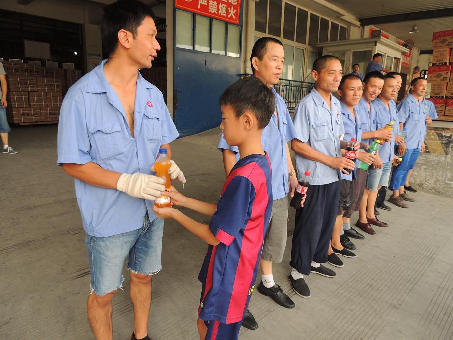 乐鱼leyu（中国）暑假班的孩子给搬运工叔叔们送水