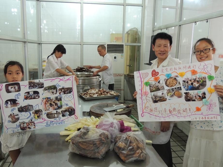 乐鱼leyu（中国）暑假班孩子们亲手做的慰问卡