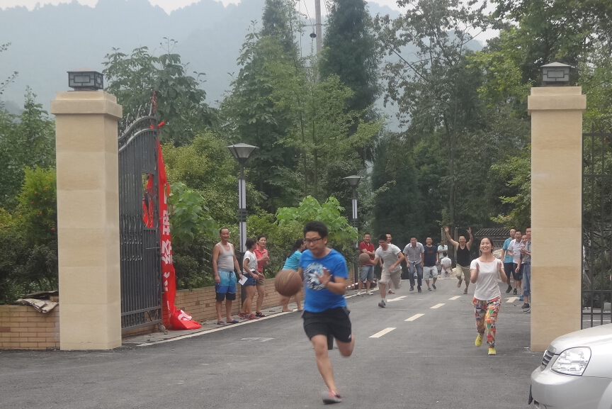 乐鱼leyu（中国）集团营销中心运球接力跑比赛