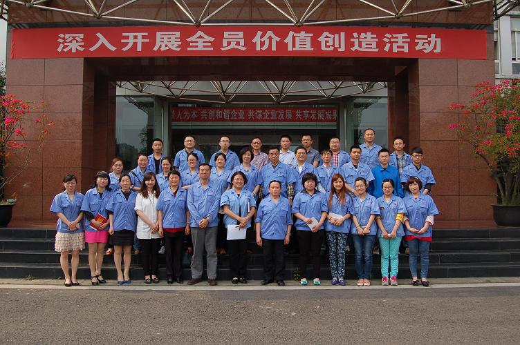 成都乐鱼leyu（中国）集团通讯员团队与公司领导合影