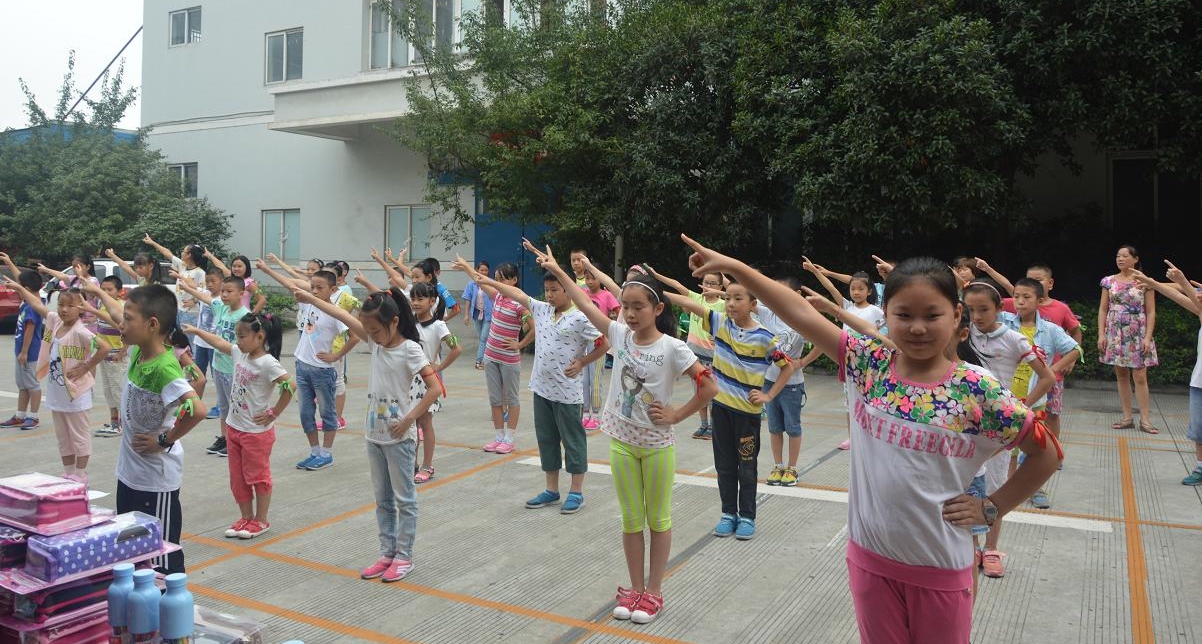 2015年乐鱼leyu（中国）暑假班趣味运动会之小苹果健身操