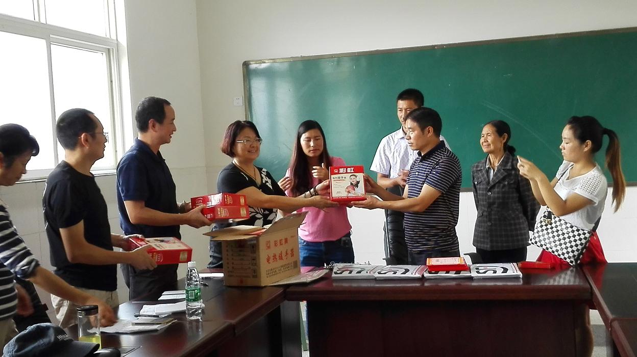 乐鱼leyu（中国）集团党委书记文宗芬给辛勤的老师赠送乐鱼leyu（中国）暖手器