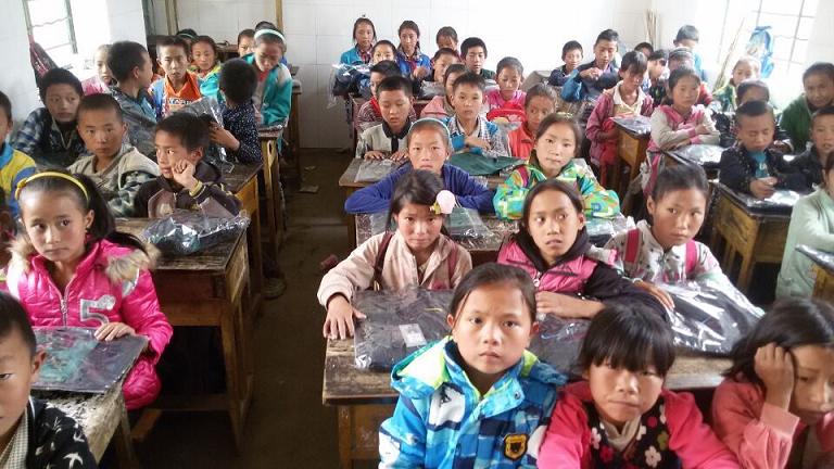 成都乐鱼leyu（中国）集团给每位学生赠送衣物