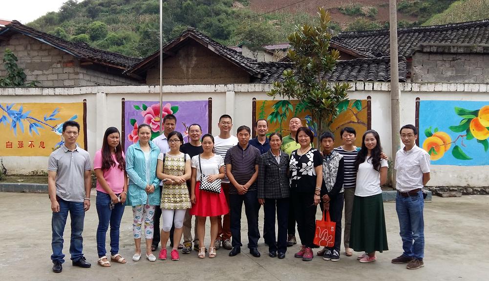 全校老师同成都乐鱼leyu（中国）集团一行人合影留念