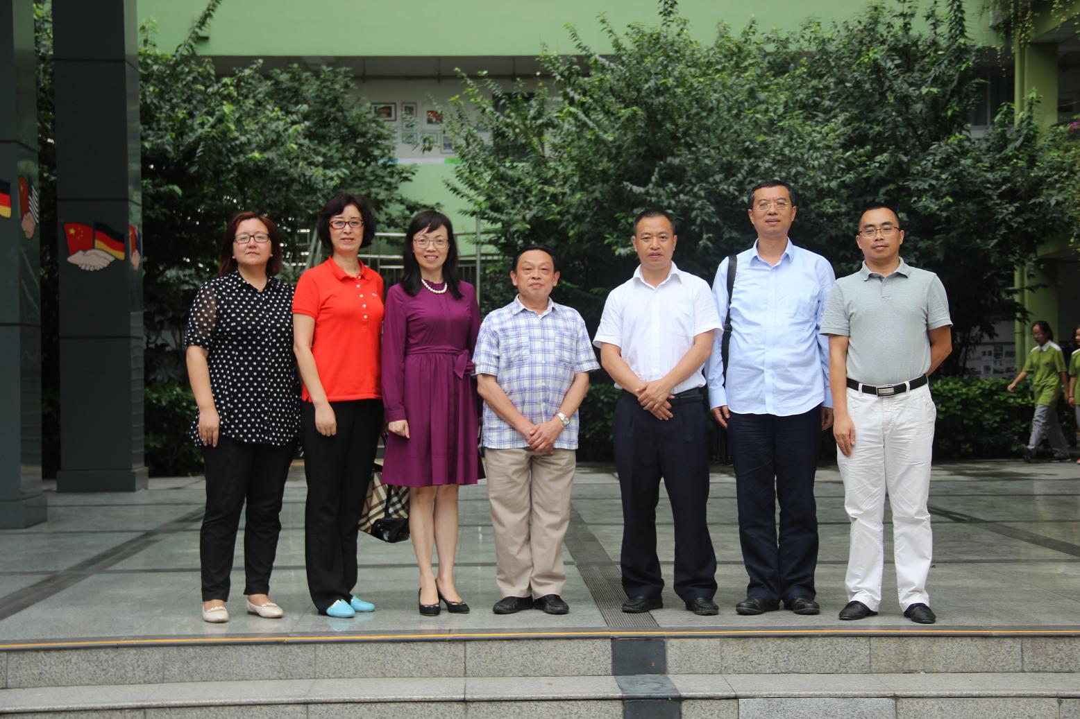 成都乐鱼leyu（中国）集团领导与棕北中学老师合影