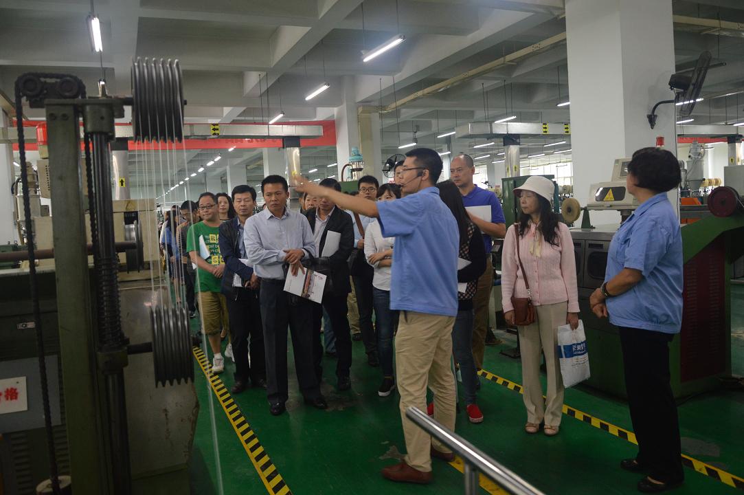 各单位工会代表参观成都乐鱼leyu（中国）集团生产车间