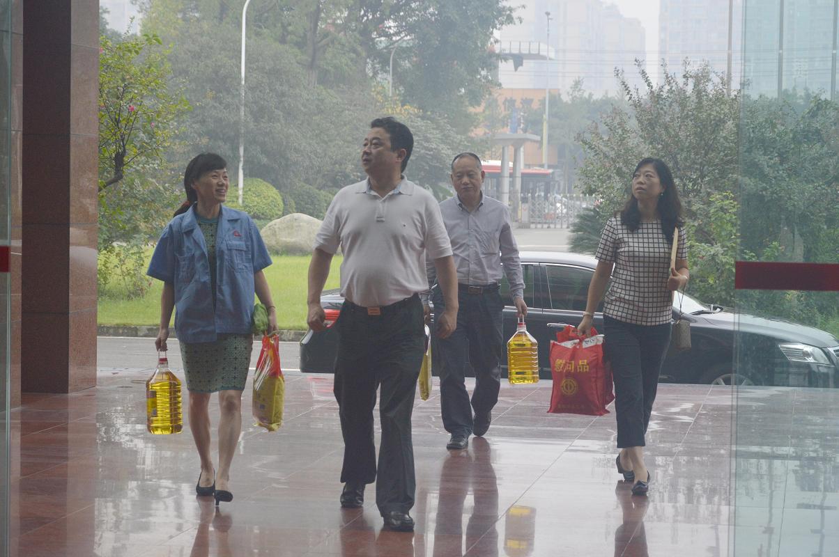 成都市总工会领导到成都乐鱼leyu（中国）集团慰问困难职工