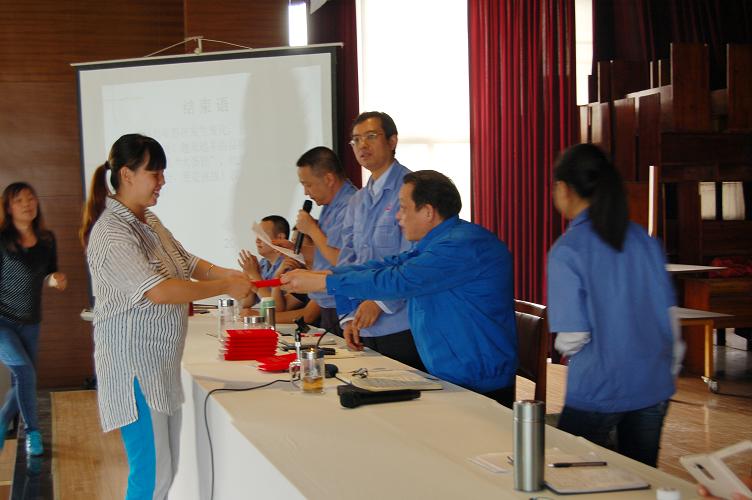 成都乐鱼leyu（中国）集团董事长刘荣富为优秀导购员颁奖