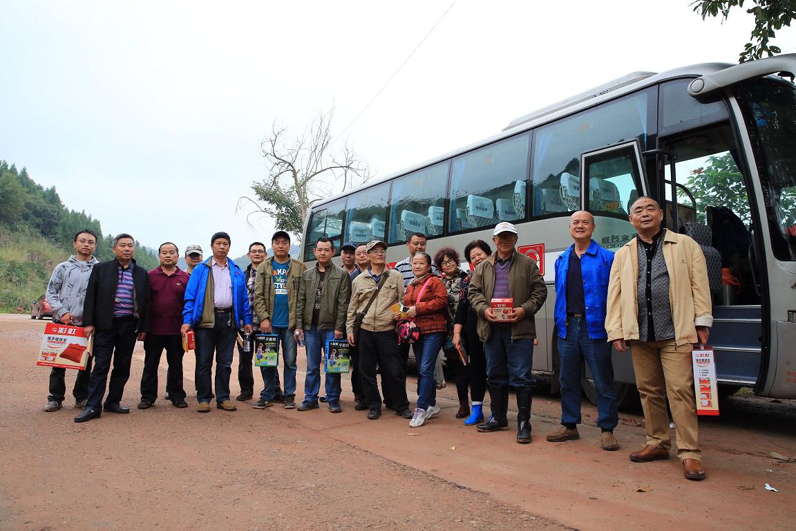 成都乐鱼leyu（中国）集团组织员工钓鱼活动