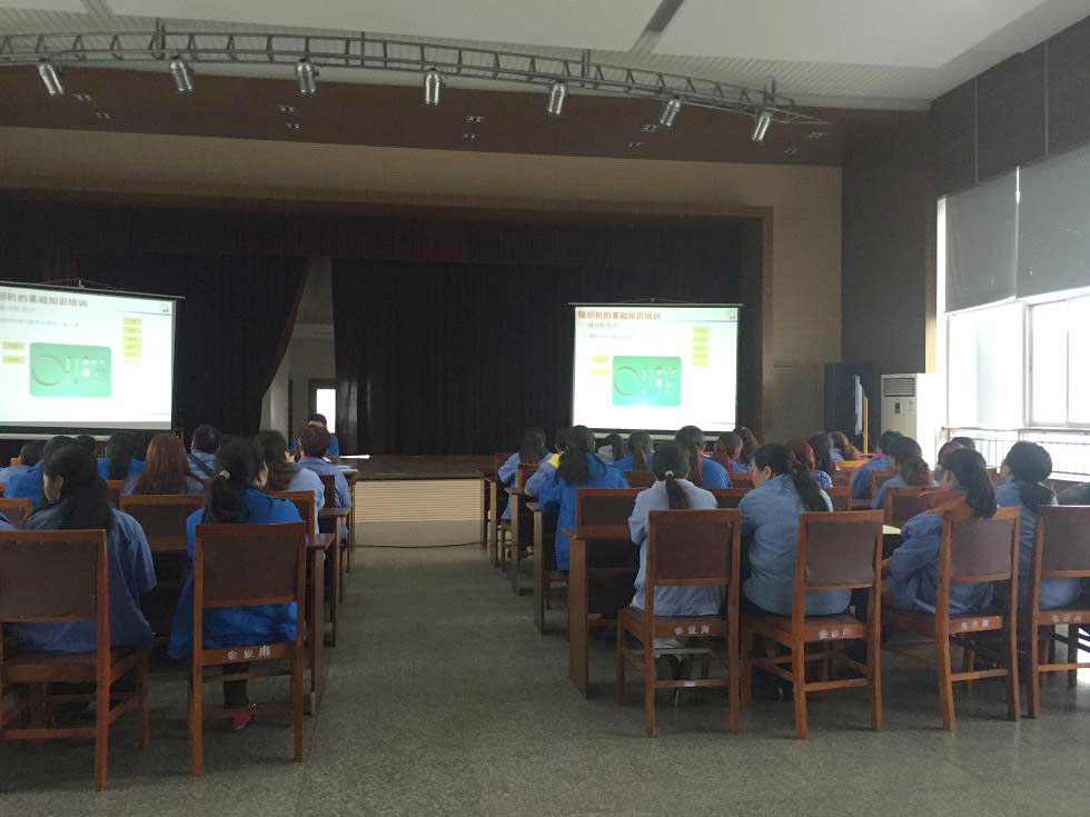 成都乐鱼leyu（中国）集团全体缝纫岗位员工做缝纫设备相关知识培训