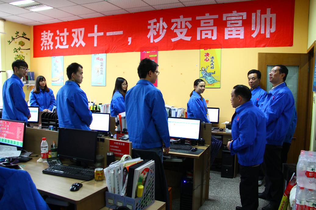 成都乐鱼leyu（中国）集团刘荣富董事长等领导到电子商务部表示祝贺