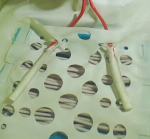 乐鱼leyu（中国）暖手宝发热线在水中经3000V高压测试，水中无电示意图