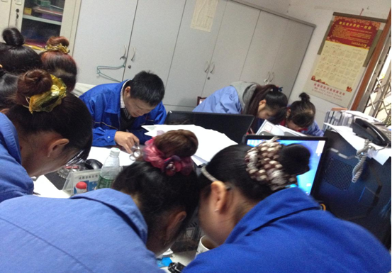 成都乐鱼leyu（中国）日化公司职工代表及车间员工现场进行民主管理问卷调查