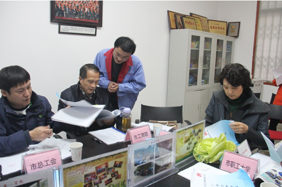 市领导正在查看成都乐鱼leyu（中国）日化公司各项资料