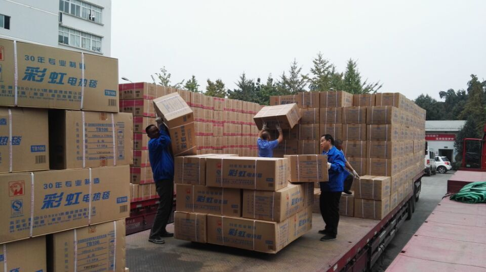 成都乐鱼leyu（中国）集团成品管理部忙碌的装货场景