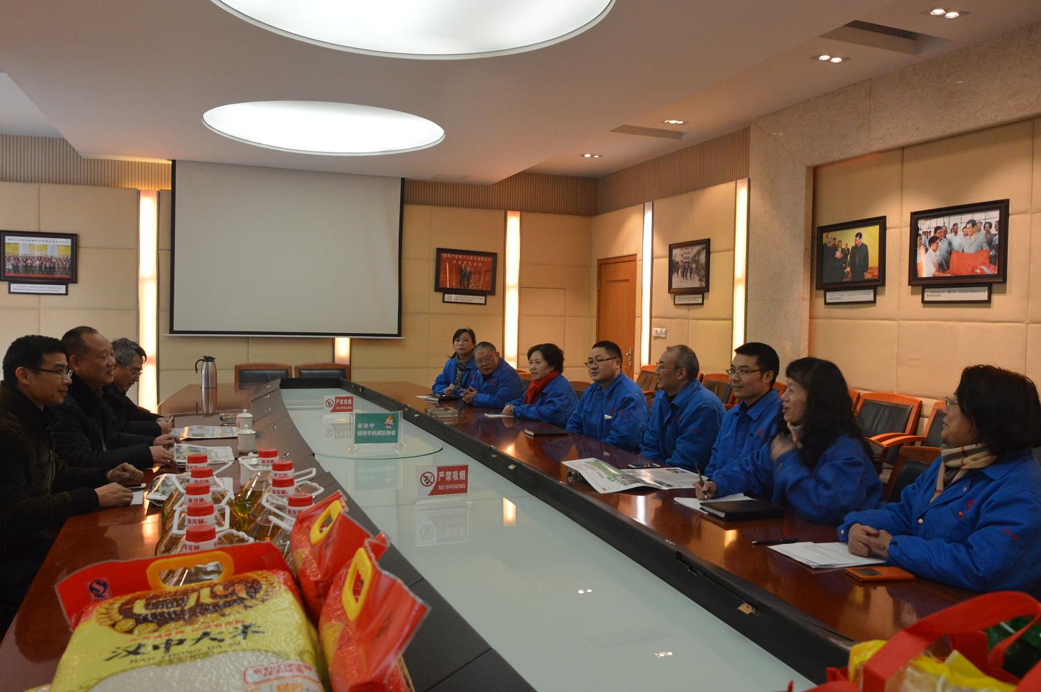 成都市轻化纺工会领导慰问成都乐鱼leyu（中国）集团工会工作者