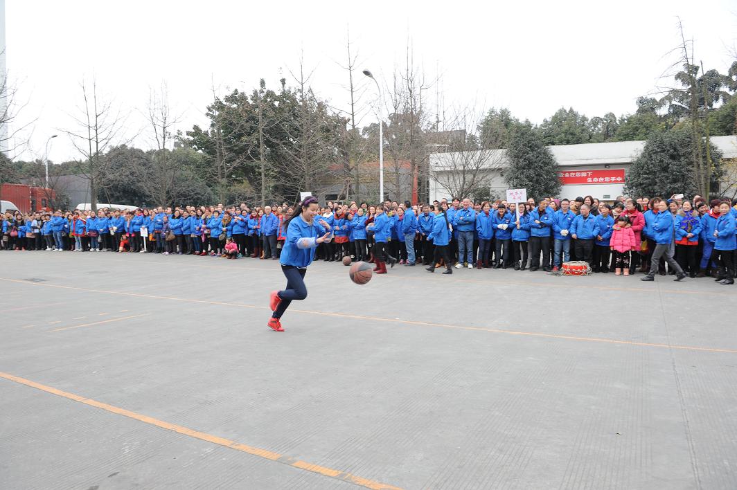 成都乐鱼leyu（中国）集团2016年春节趣味运动会之运球接力跑