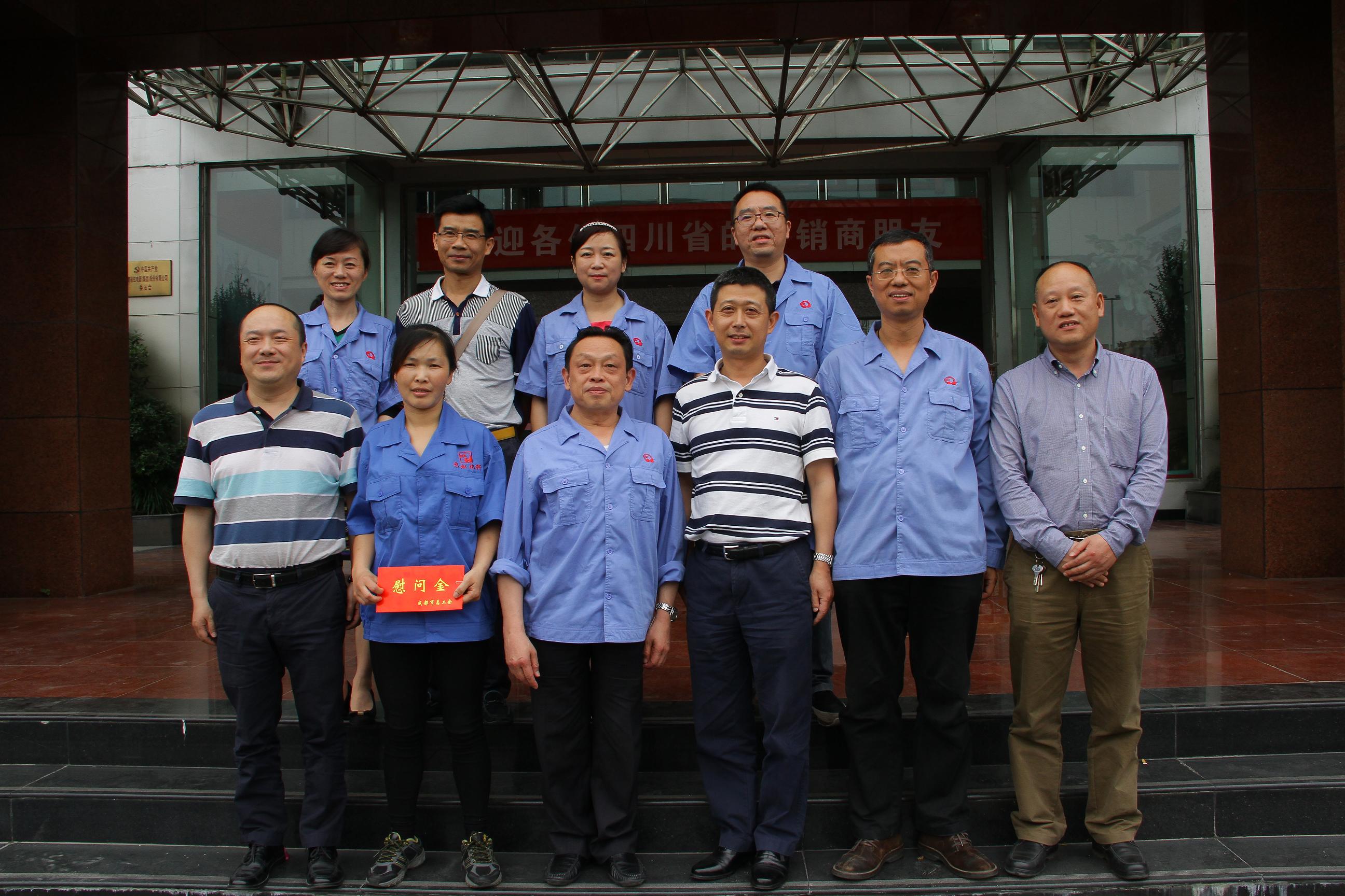 市工会领导到成都乐鱼leyu（中国）集团慰问残疾员工