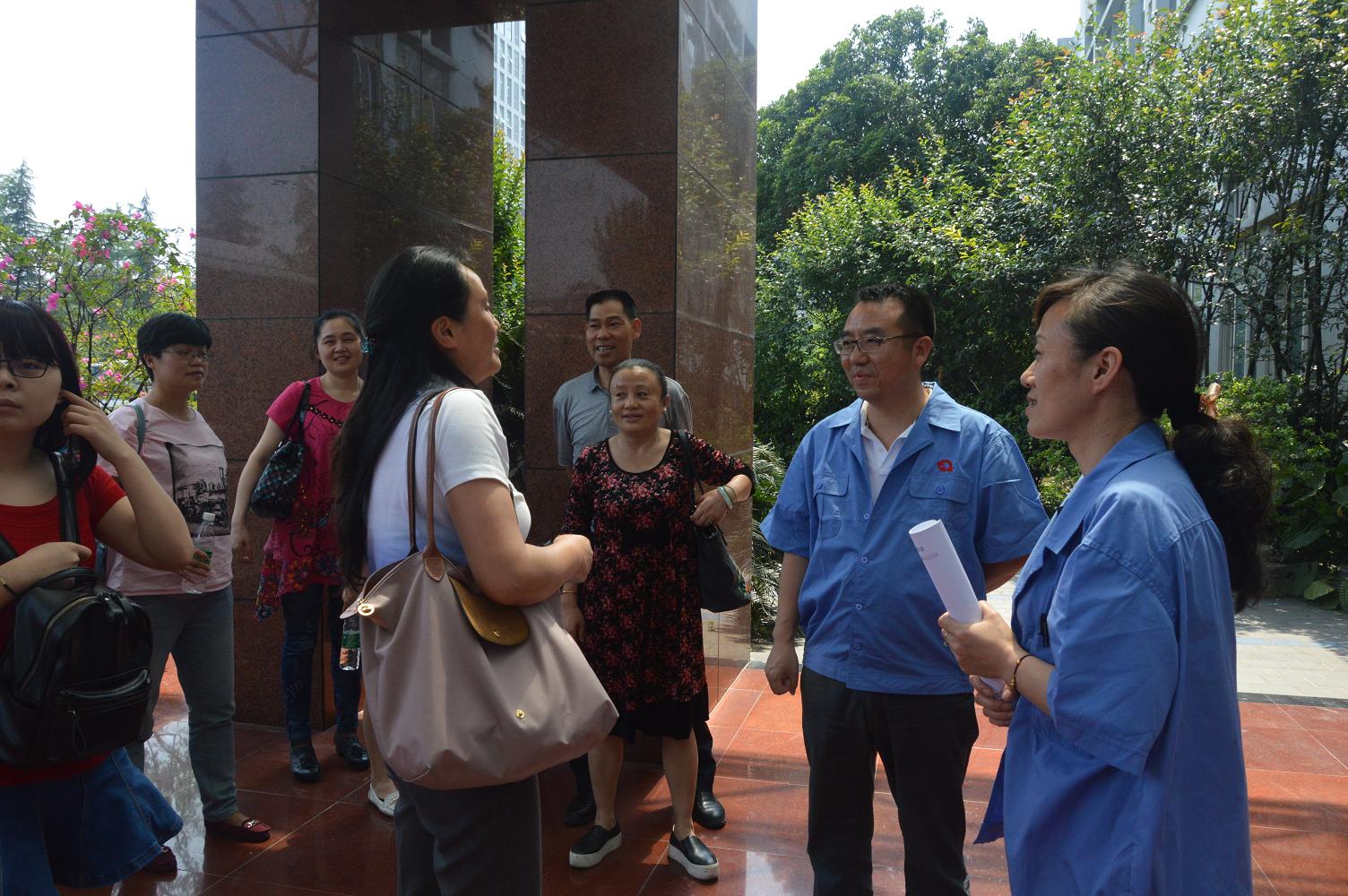 成华区各企业工会主席到成都乐鱼leyu（中国）集团学习厂务公开标准化工作