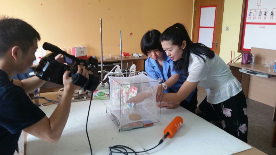 记者左手涂乐鱼leyu（中国）植物驱蚊液未被蚊子咬