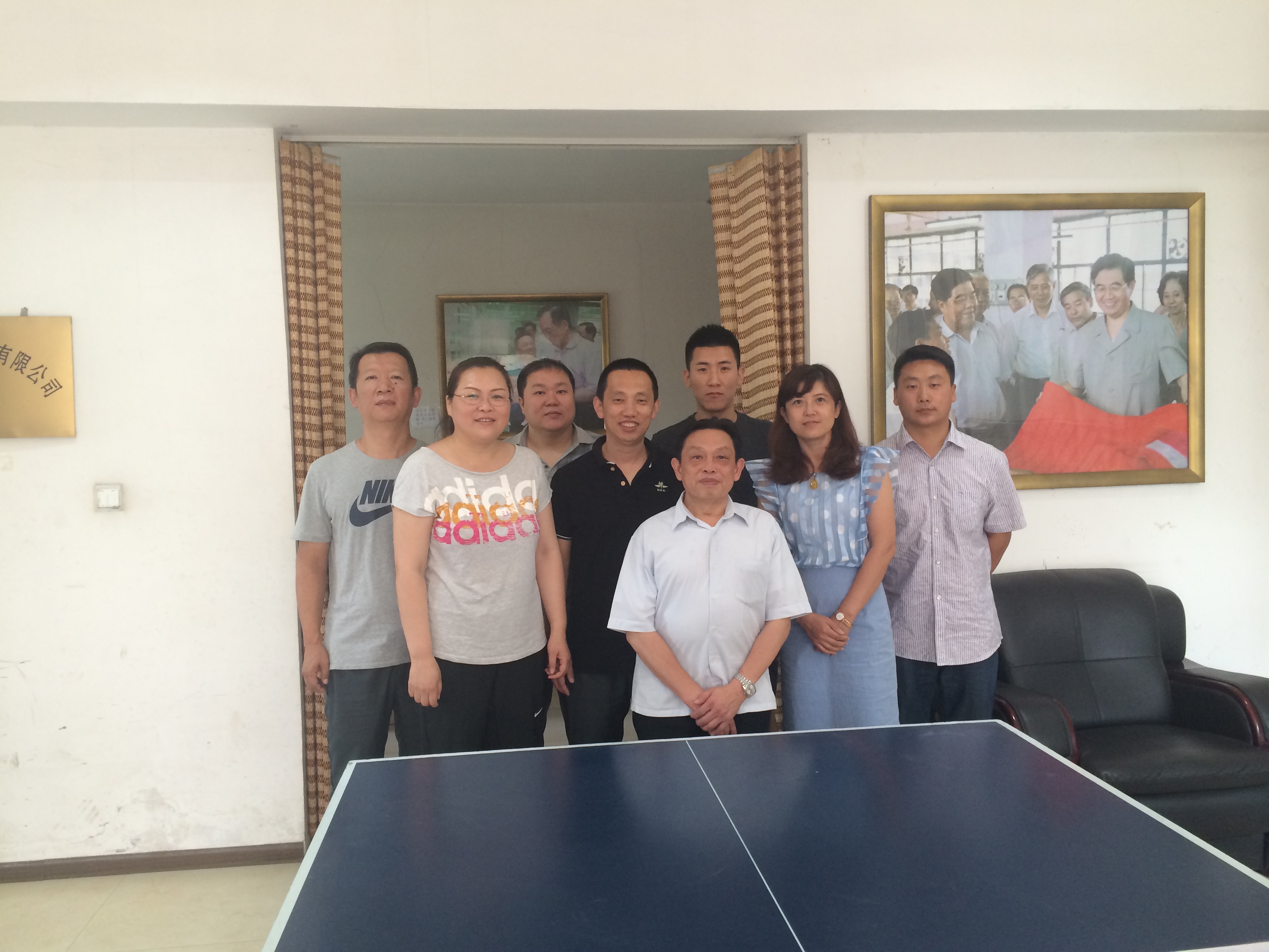 成都乐鱼leyu（中国）集团董事长刘荣富与沈阳分公司员工合影