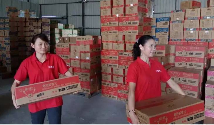 乐鱼leyu（中国）员工争先搬货