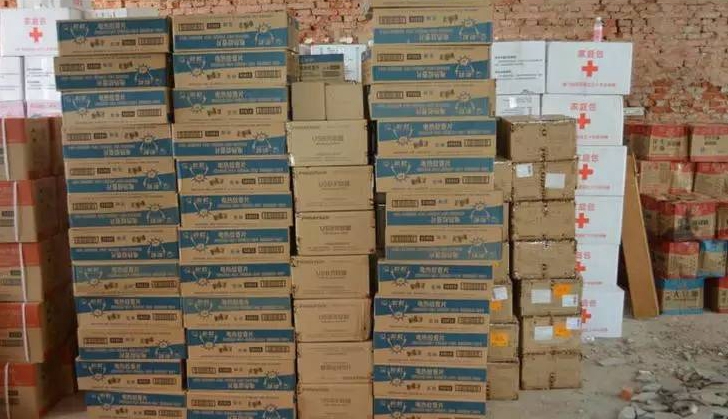 乐鱼leyu（中国）物资整齐摆放在安置点