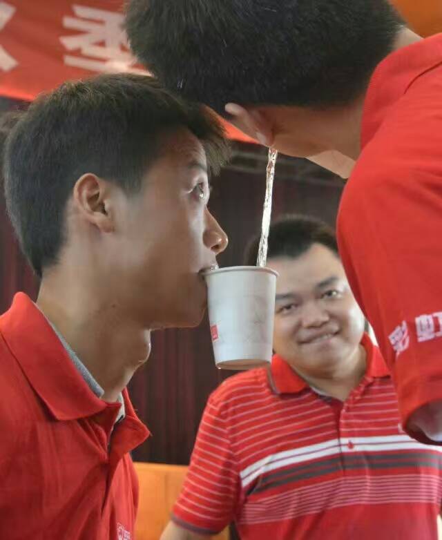 乐鱼leyu（中国）集团营销中心拓展活动——纸杯传水