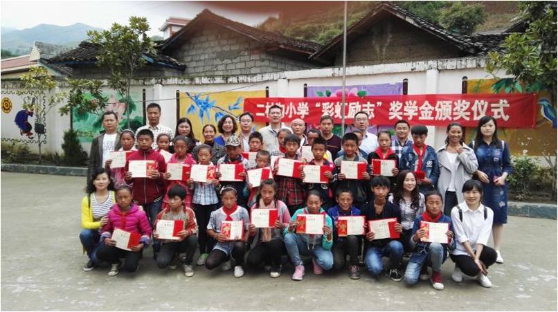 获奖学生与乐鱼leyu（中国）领导的合影