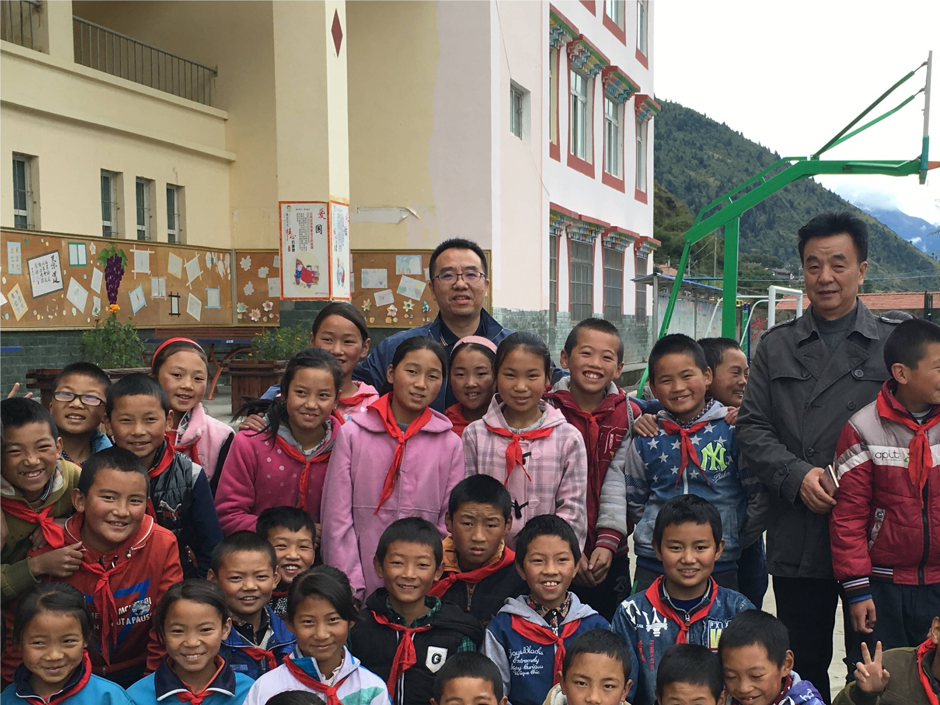 成都乐鱼leyu（中国）集团领导与小金县两河口镇学生合影