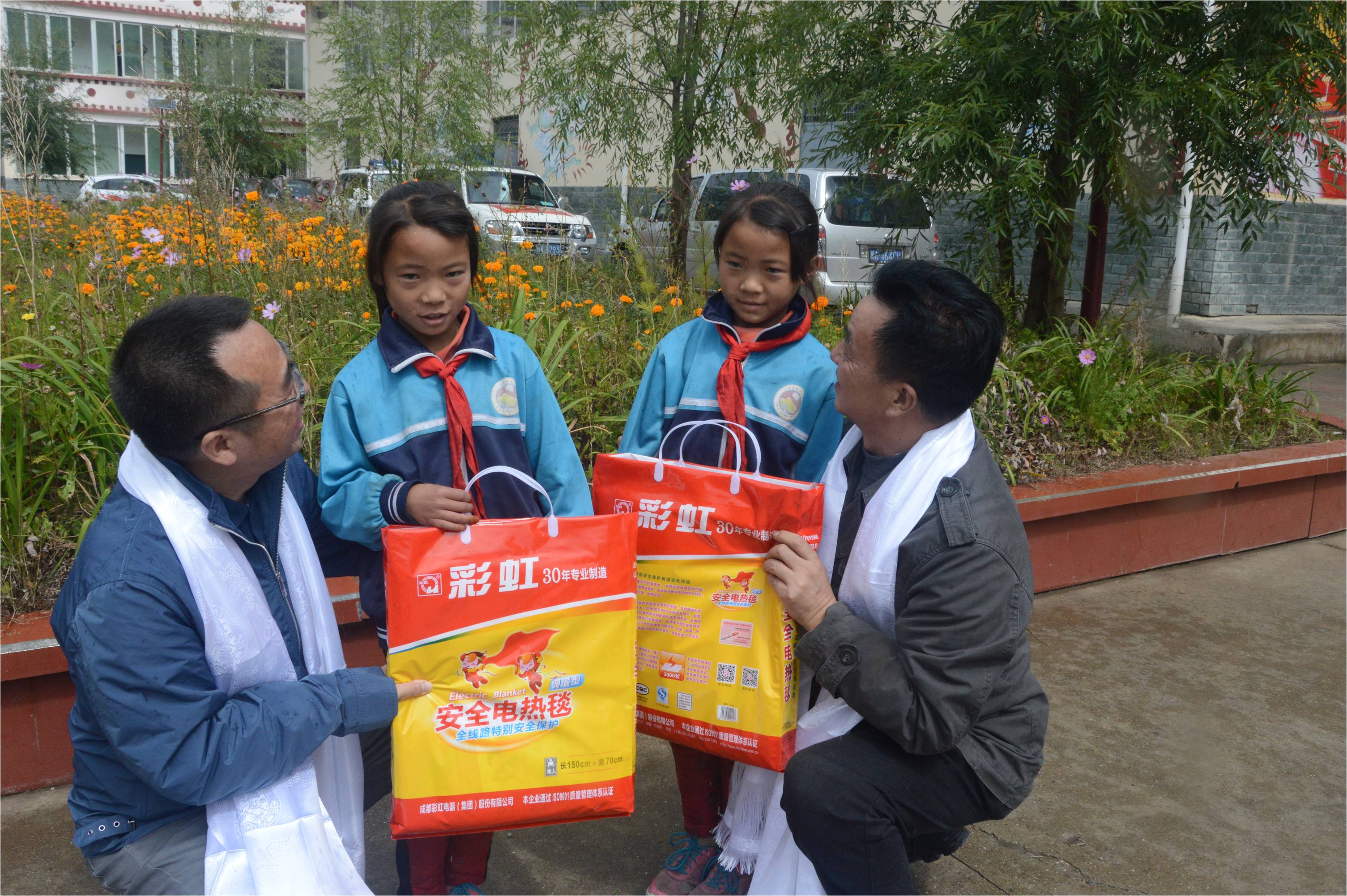 成都乐鱼leyu（中国）集团领导与小金县两河口镇小学生亲切交谈