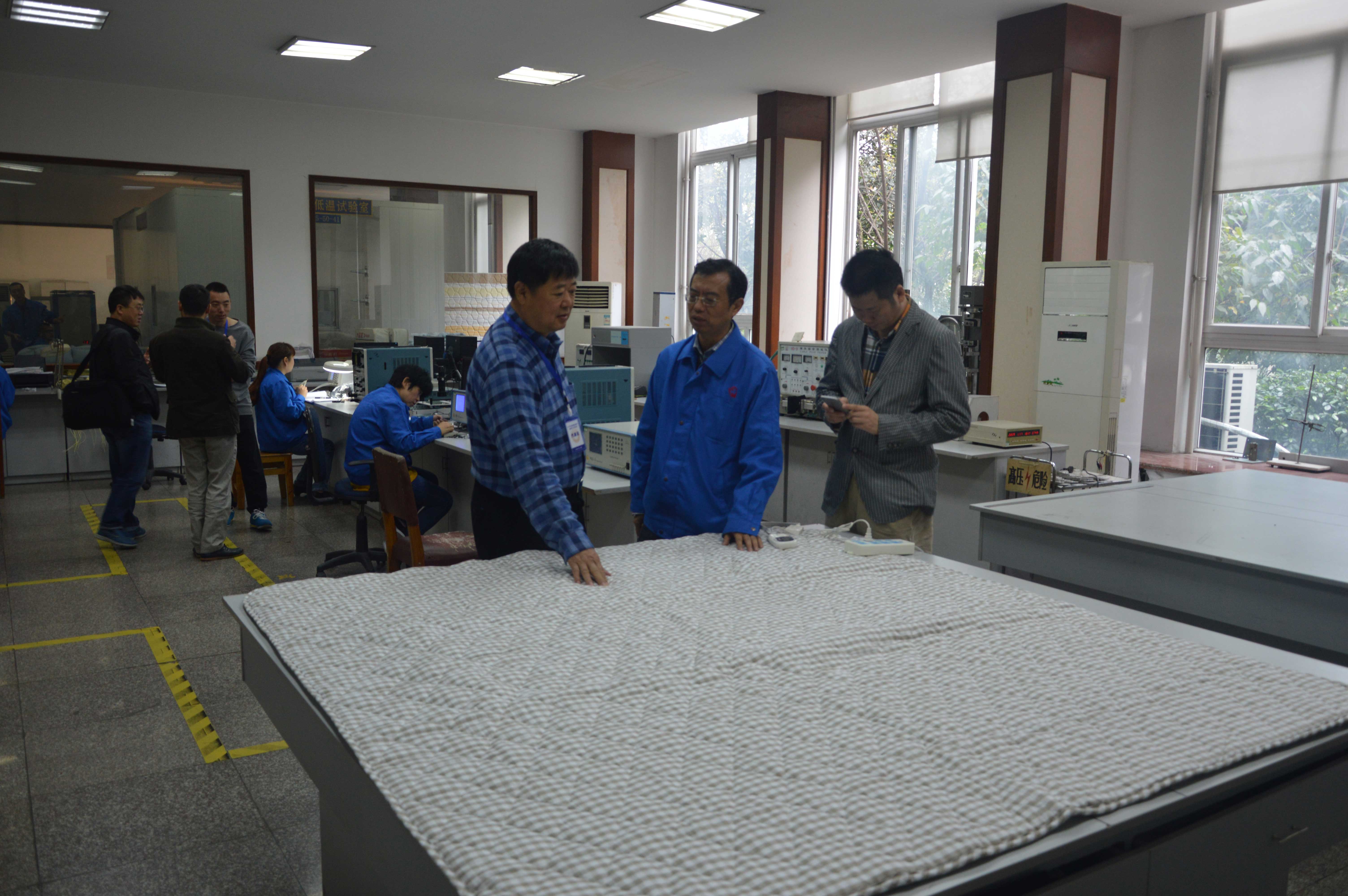 成都乐鱼leyu（中国）总经理黄朝万陪同工信部及企业代表参观质量中心