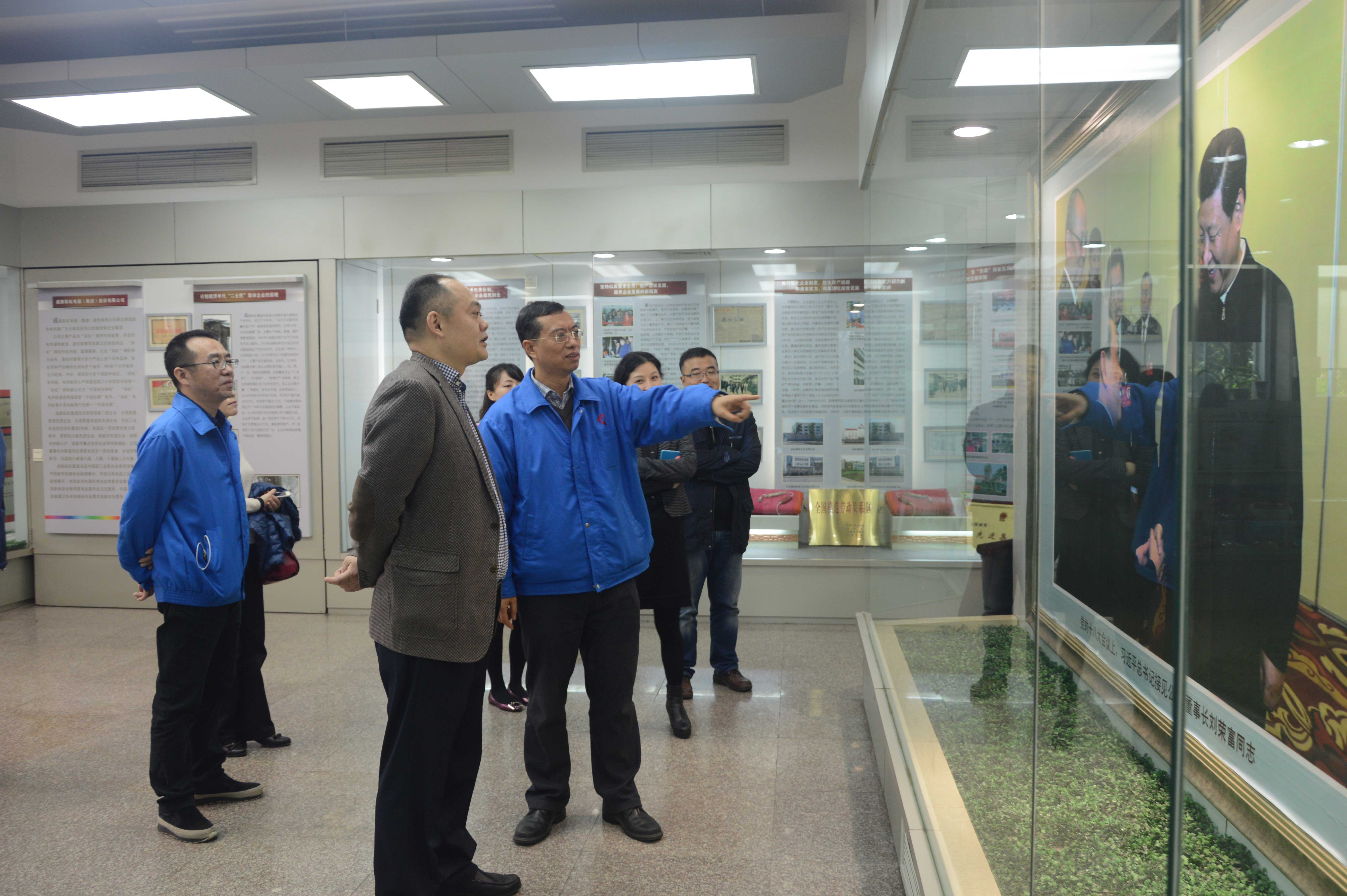 成都乐鱼leyu（中国）集团总经理黄朝万为重庆重百领导讲解